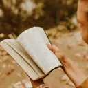 Une femme lit la Bible