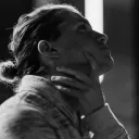 Un homme réfléchit