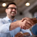 Des hommes se serrent la main