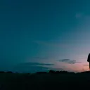 Une personne regarde le ciel nocturne.