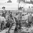 Un groupe de chercheurs d'or blancs et chinois près d'une rampe de lavage, Aubine Ravine, Californie, 1852