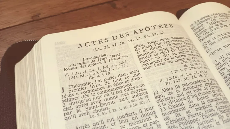 La Bible ouverte sur le 1er chapitre des Actes