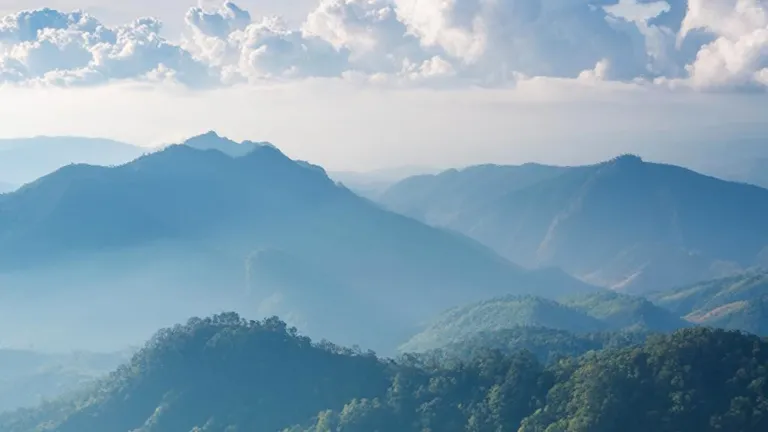 Vue sur des collines et des nuages au-dessus