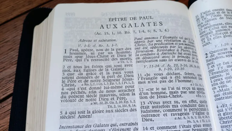Bible ouverte sur le 1er chapitre de Galates