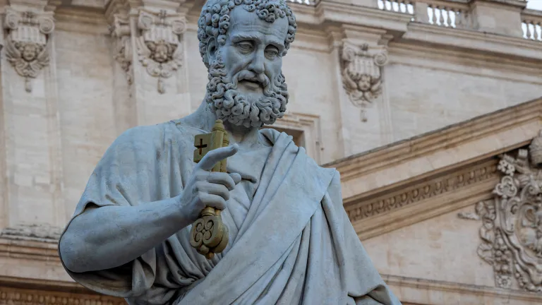 Statue représentant l’apôtre Pierre, devant la basilique Saint-Pierre à Rome