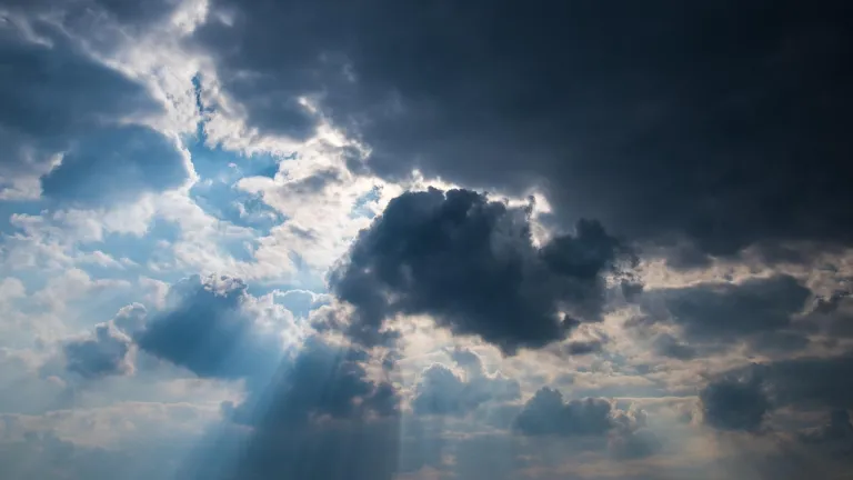 Ciel nuageux avec la lumière du soleil derrière le nuage en rayons