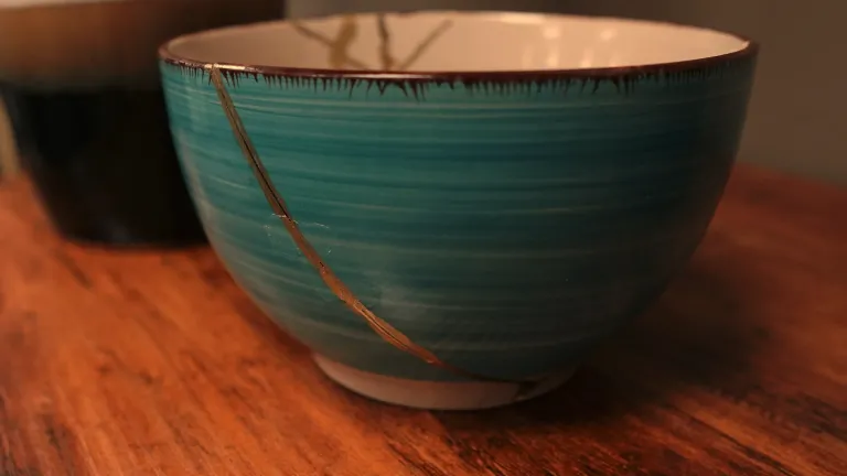 bol vert-bleu avec jointures dorées