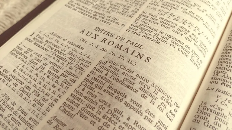 Bible ouverte sur 1er chapitre de Romains