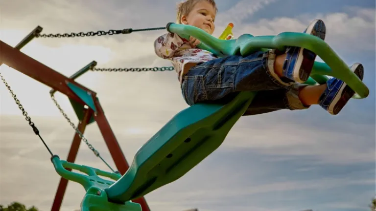 Prenez le temps de parler avec vos enfants. Parlez de ce qu'ils ont bien fait, de ce qu'ils ont mal fait, de la manière de prendre de meilleures décisions morales, des traits de caractère que Dieu veut voir en nous et des raisons pour lesquelles vous avez Dix moyens pratiques : d'inculquer à vos enfants de bons principes moraux