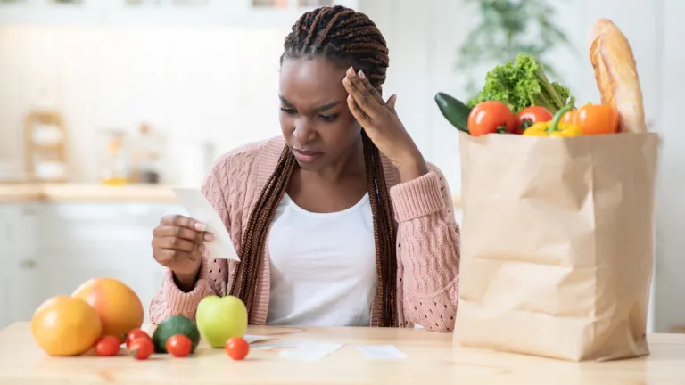 Le coût élevé des denrées alimentaires est une source d'inquiétude. Une femme est préoccupée par le coût élevé de la nourriture.