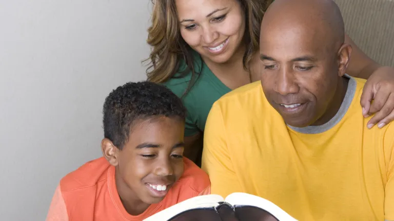 Une famille lit la Bible.