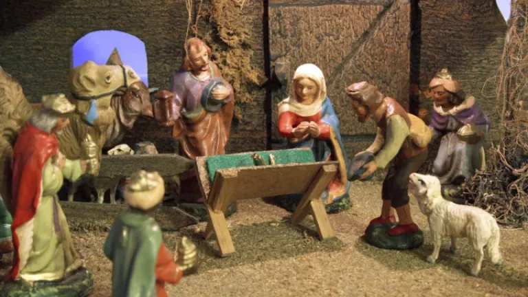 Un examen attentif de la Bible révèle des différences surprenantes entre les traditions populaires et ce que dit réellement la Bible sur les circonstances entourant la naissance du Christ. La nativité : telle qu’elle s’est réellement déroulée – des vérités étonnantes insoupçonnées