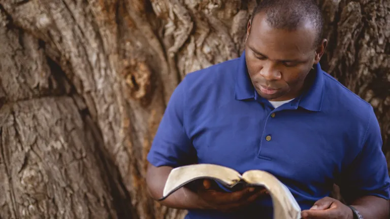 Un homme lit sa Bible.