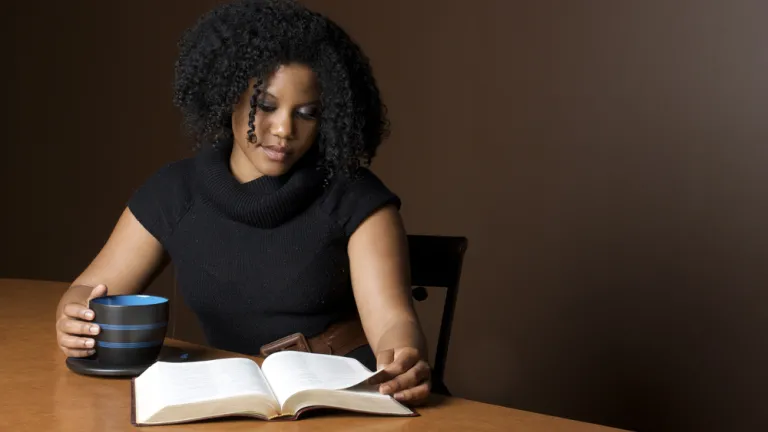 Dans les pages de la Bible, nous pouvons tirer de grandes leçons de la chute du peuple élu de Dieu. Une femme lit une Bible.