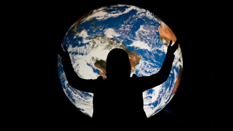 L'ombre d'une femme se profile sur la terre.