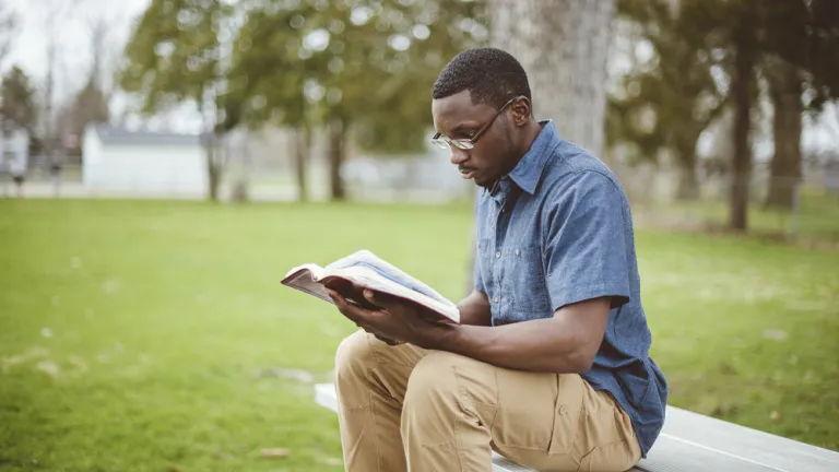 Un homme lit sa Bible.