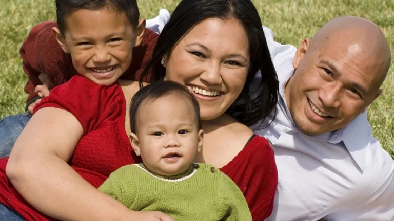 Une famille avec un enfant et une bébé