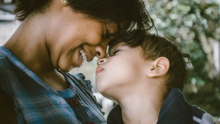 N’oubliez pas que vous êtes le parent, la figure d’autorité aimante responsable de la stabilité de vos enfants. Une mère fait un câlin à son fils