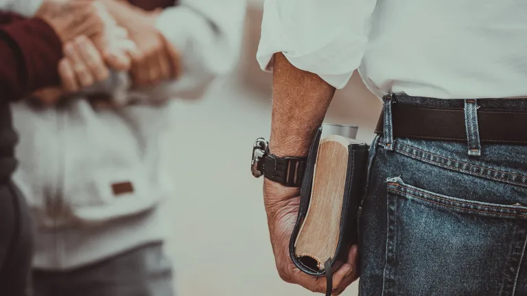En étudiant les sciences physiques, nous pourrons davantage apprécier le monde que notre Créateur a fait. Nous le connaîtrons mieux et notre foi en Lui s’en trouvera renforcée. Deux hommes tiennent des Bibles à la main et parlent avec un troisième homme