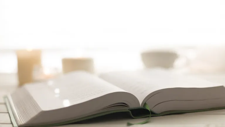 Une Bible sur une table dans une pièce bien éclairée