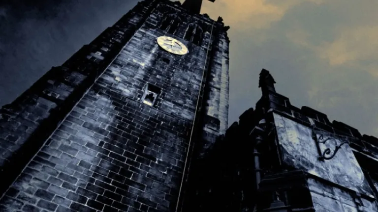 La première tendance prophétisée dans l’Apocalypse est l’apparition de faux docteurs prétendant représenter Jésus-Christ, bien que tordant Ses enseignements. « Prenez garde que personne ne vous séduise », a-t-Il dit. Un tour horloge foncé