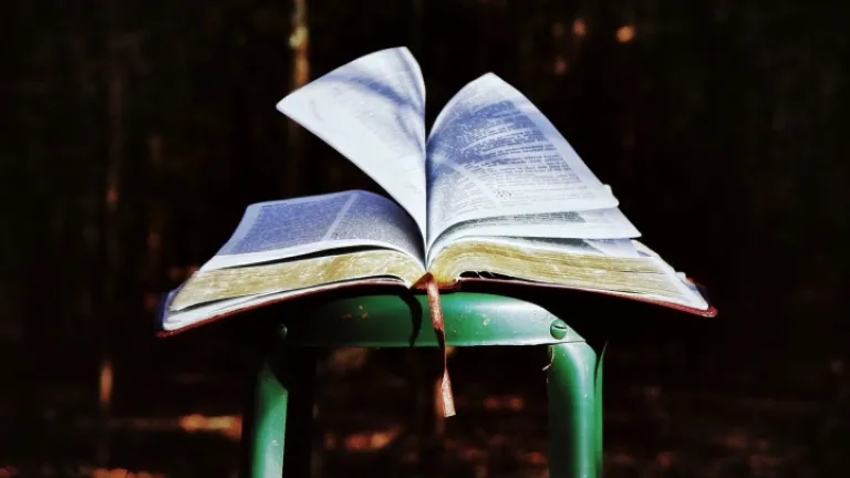 Une Bible sur un tabouret dehors