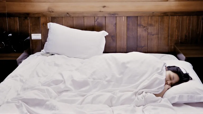 Une femme endormie dans un lit