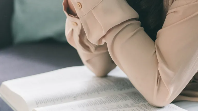 Une fille lit la Bible