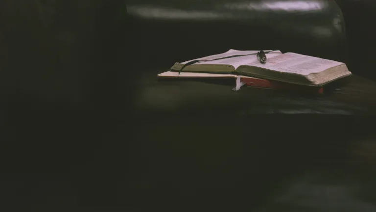 Une Bible, un cahier et un stylo