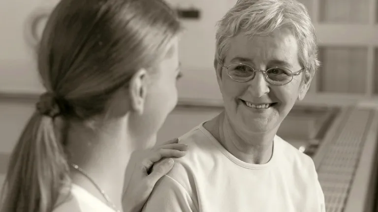 Une grand-mère et une petite-fille souriantes