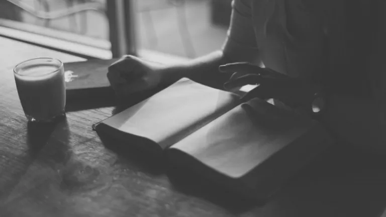 Une personne lisant la Bible