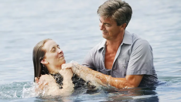 Le baptême par immersion symbolise notre mort et notre ensevelissement. Sortir de l’eau du baptême symbolise la résurrection à une nouvelle vie en Christ. Le baptême d'eau et l'imposition des mains