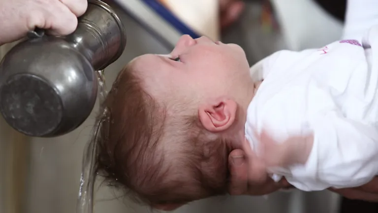 Le baptême doit attendre que nous soyons assez mûrs pour comprendre le repentir. Devrait-on baptiser les enfants ?