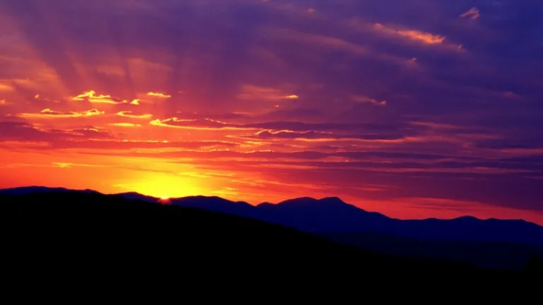 Un coucher du soleil au-dessus des montagnes
