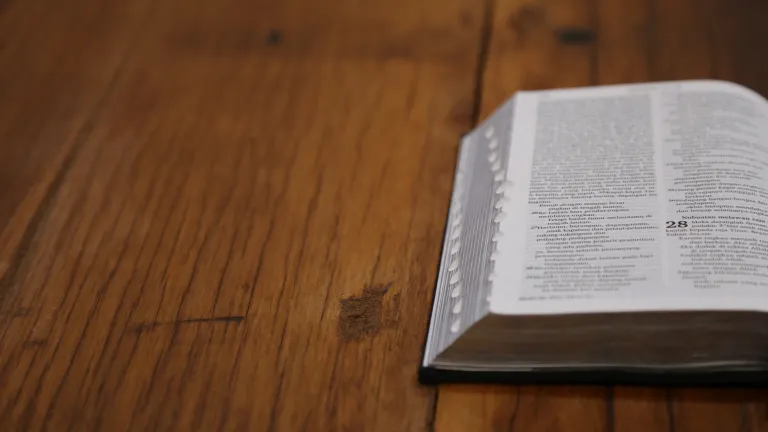 Une Bible sur une table