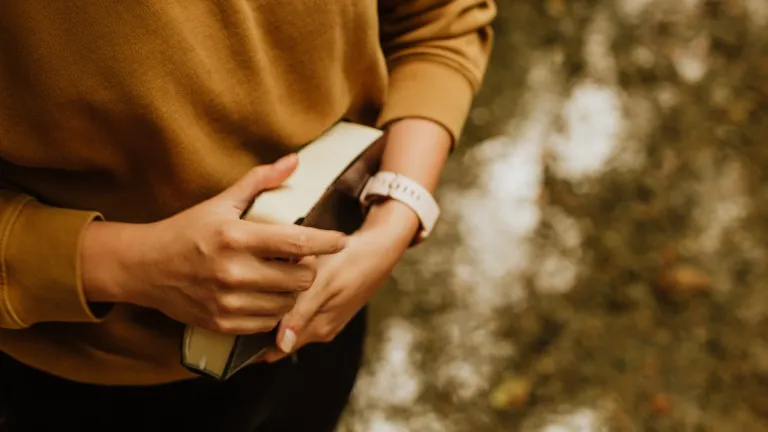 Une femme tient une Bible à la main