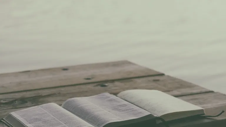 Une Bible et un cahier sur un quai