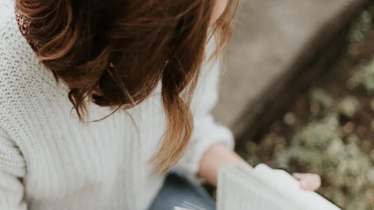 Une jeune femme lit la Bible