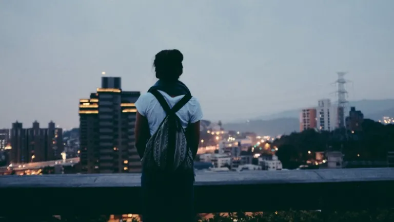 Comment honorer des parents ou des grands-parents dont le comportement est indigne d’admiration ? Une jeune femme regarde une ville depuis un belvédère