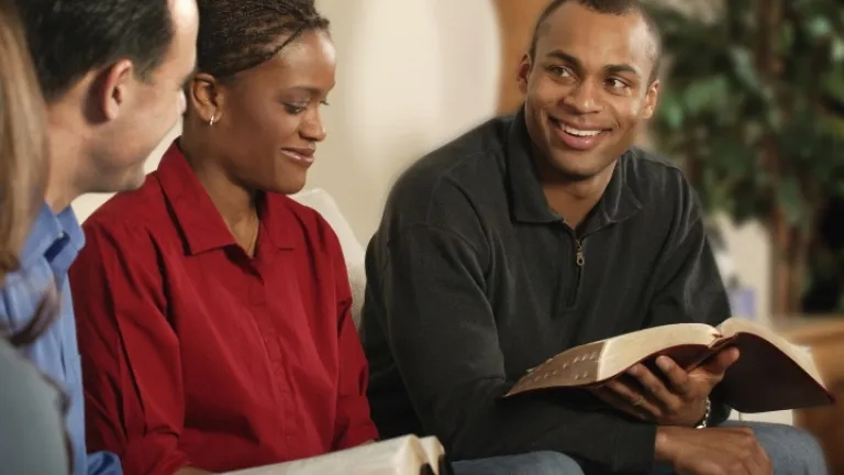 Des gens discutent la Bible en souriant