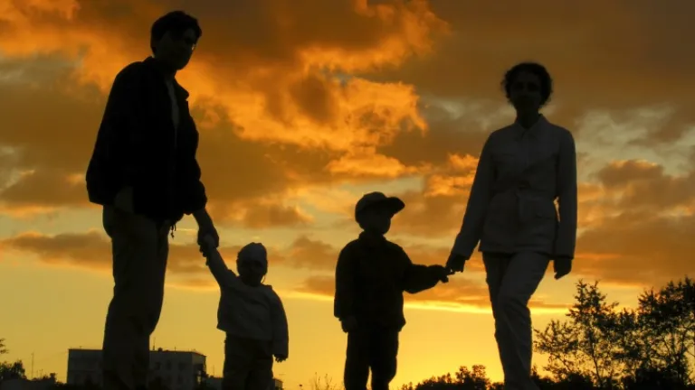 La famille humaine fut instituée en tant que type ou modèle inférieur pour nous aider à saisir une plus grande réalité spirituelle — le fait que Dieu est une famille. La silhouette d'une famille avec des enfants