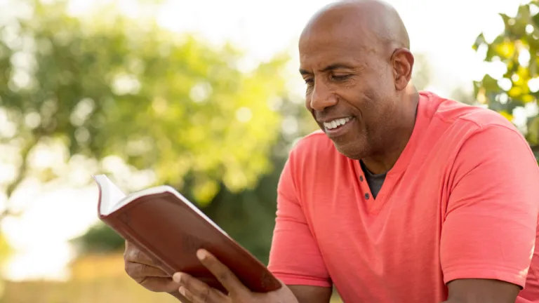 Un homme qui lit une Bible.