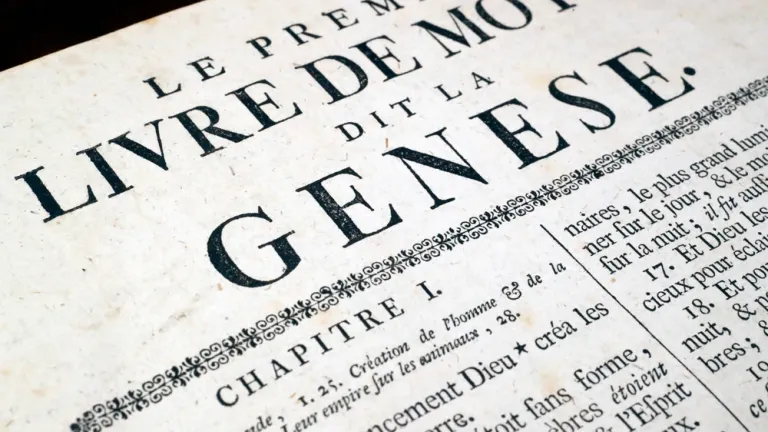 Une Bible ouverte sur le livre de la Genèse.