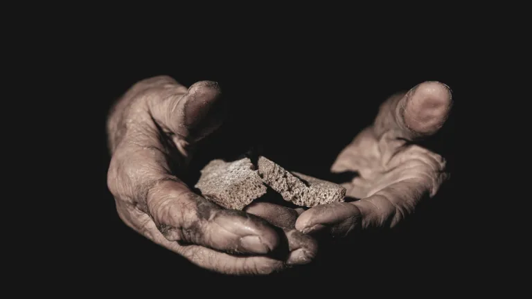 Un homme montre une morsure de pain