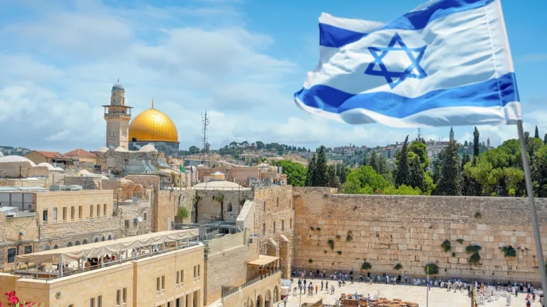 Un drapeau d'Israël flotte au-dessus de la vieille ville