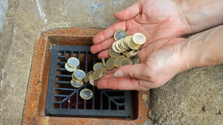 Un billet de 50 euros en feu