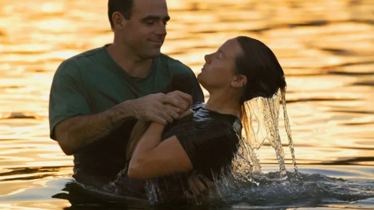 Une jeune femme se fait baptiser