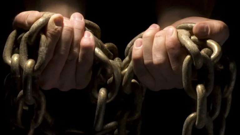 Des mains tiennent des chaînes