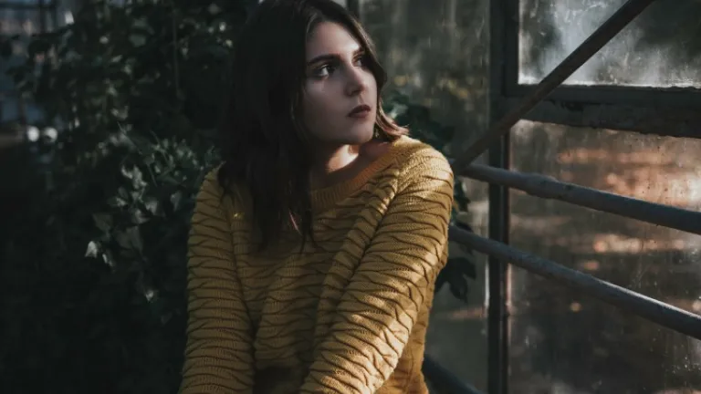 Une femme regarde par la fenêtre