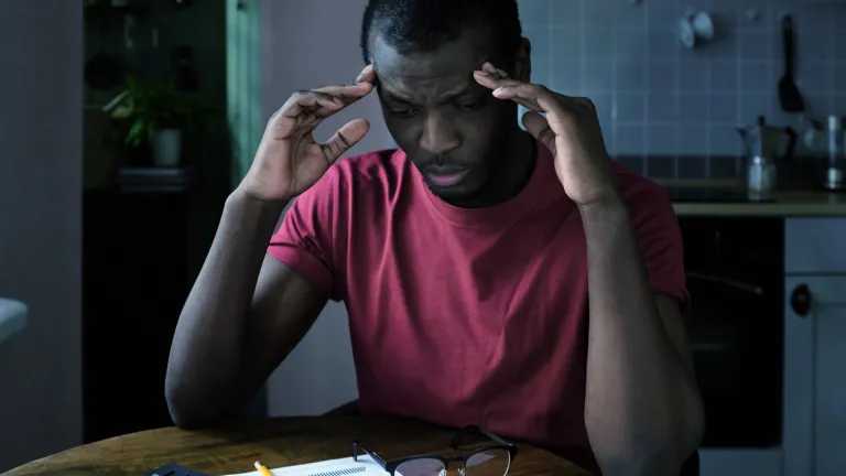 Nous avons tous subis une diminution de notre pouvoir d’achat en raison de la hausse des prix ou d’une augmentation des impôts Un homme semble angoissé par sa situation financière.